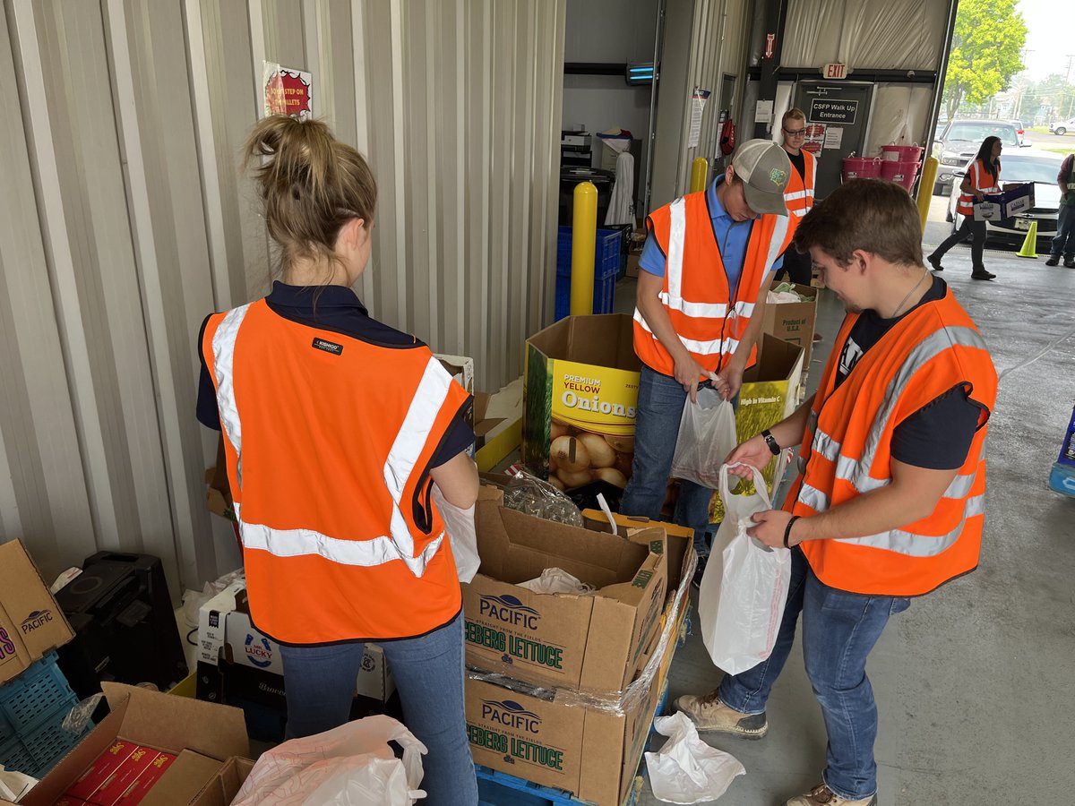 DanisBuilds's tweet photo. We had 20 volunteers show up for our Dayton Co-Op Constructing Hope event with @fooddayton! The group ran their drive-thru service for the day and ended up serving around 450 families. Great work, team!
#ConstructingHope #DanisBuilds #CoOpProgram https://t.co/ItDhWdI1GO