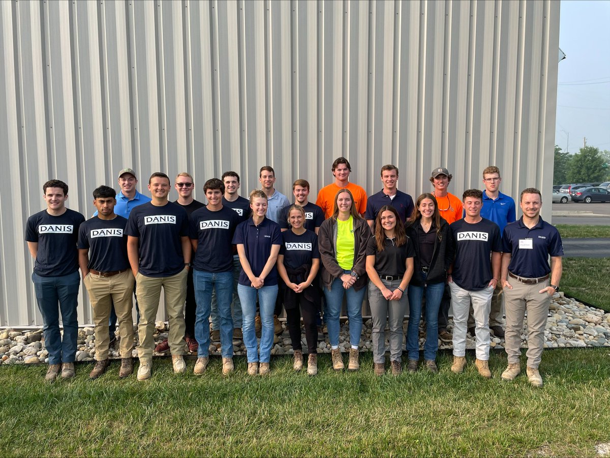 DanisBuilds's tweet photo. We had 20 volunteers show up for our Dayton Co-Op Constructing Hope event with @fooddayton! The group ran their drive-thru service for the day and ended up serving around 450 families. Great work, team!
#ConstructingHope #DanisBuilds #CoOpProgram https://t.co/ItDhWdI1GO