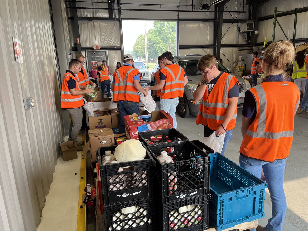 DanisBuilds's tweet photo. We had 20 volunteers show up for our Dayton Co-Op Constructing Hope event with @fooddayton! The group ran their drive-thru service for the day and ended up serving around 450 families. Great work, team!
#ConstructingHope #DanisBuilds #CoOpProgram https://t.co/ItDhWdI1GO