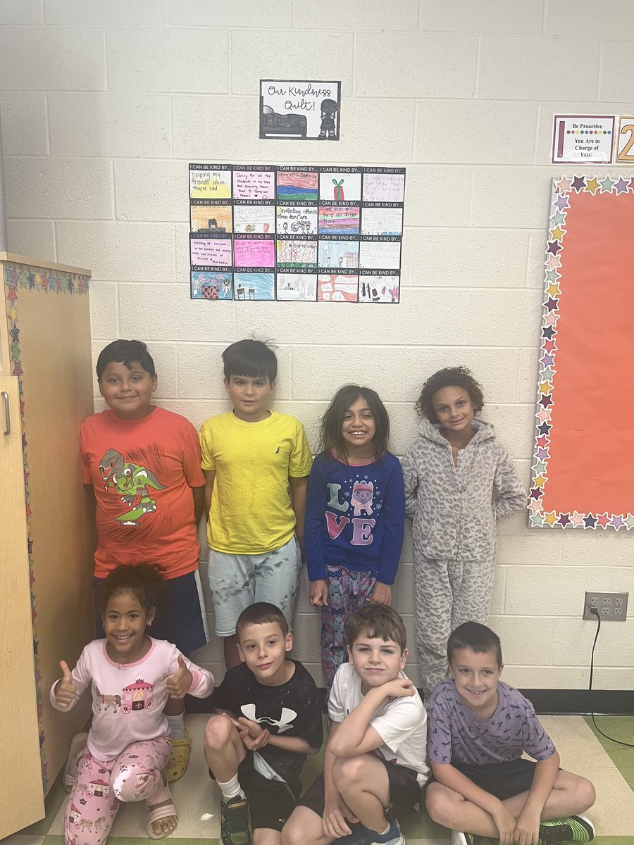 Double2344's tweet photo. Today students in Ms. Gibson’s and Ms. Pigg’s summer camp class created their own kindness quilt filled with ways they can be kind. #TeamUCPS #Literacy4U #EmpowerED https://t.co/CIWr1wHnBI