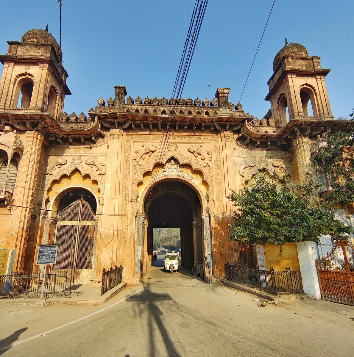 PanktiMehta24's tweet image. The west gate of the Qaiserbagh palace complex was built during the time of Wajid Ali Shah, the last Nawab of #Awadh 👑

Over the next 170 years or so, many gates of this palace complex have been brought down or encroached upon by buildings.