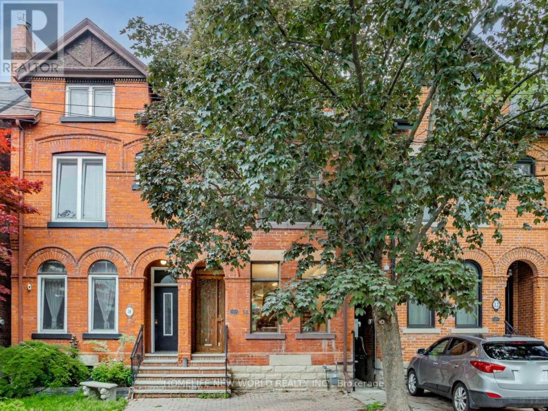 MarieCommisso's tweet photo. THIS TORONTO HOME IS $3.5M AND ONLY HAS 2 BEDROOMS! 

Photos &amp; Details--->>> https://t.co/brlNywrvOs 

#vaughanrealestate #vaughancondos #vaughancondoexperts https://t.co/NKQg5B2rfD