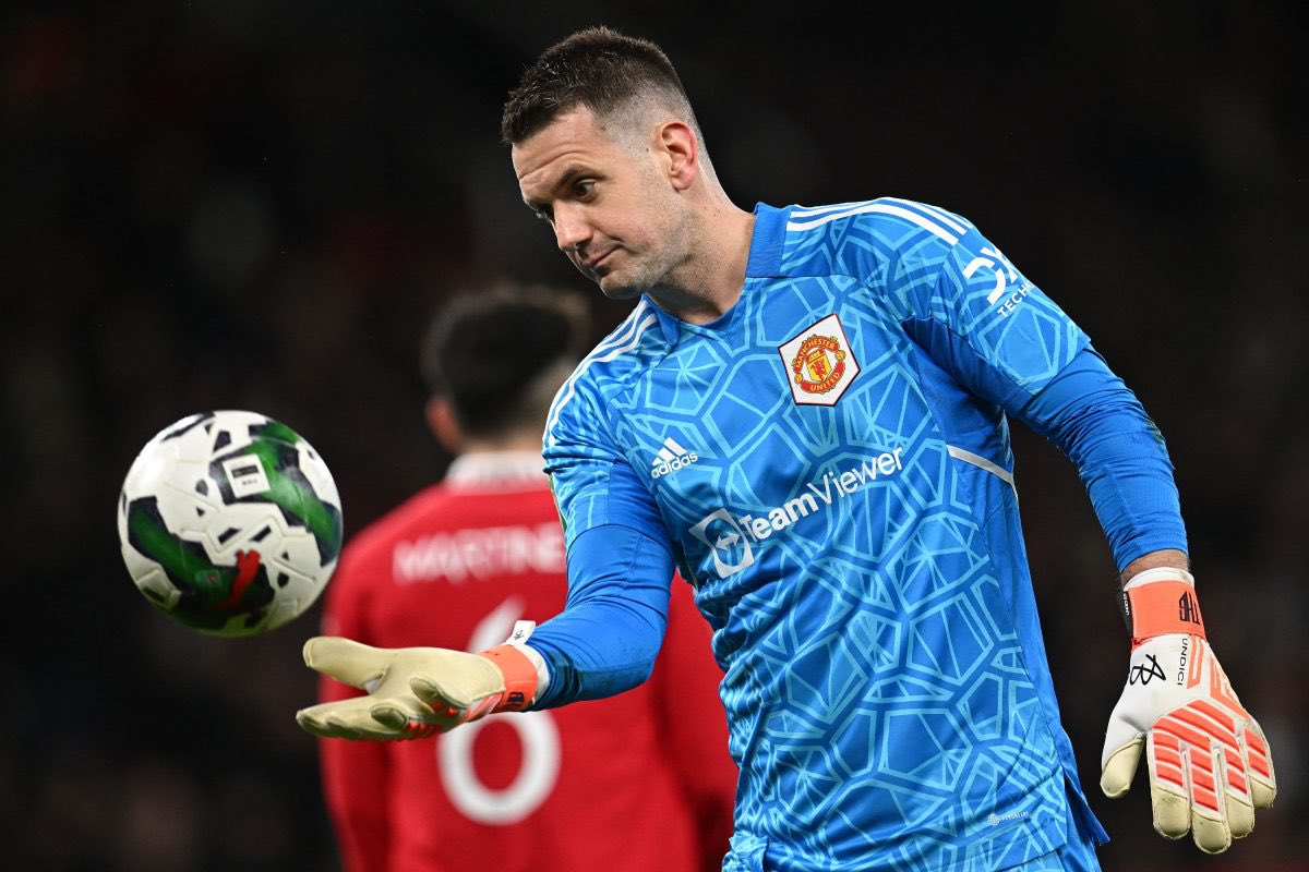 🔴📰 | Erik ten Hag blocking Tom Heaton's move to Luton Town follows #mufc's decision to withdraw their contract offer to David de Gea. Amid other targets, United are looking for a new goalkeeper. [<a href="/SamWallaceTel/">Sam Wallace</a>]