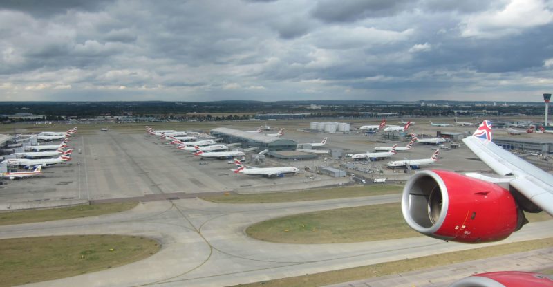RunwayGirl's tweet photo. The UK's official climate advisor is urging the Gov't not to permit airport expansions until a "UK-wide capacity-management framework is in place to annually assess and, if required, control sector CO2 emissions and non-CO2 effects”.  https://t.co/kRwXxZgneQ #greenwing https://t.co/V2mGIIabFG
