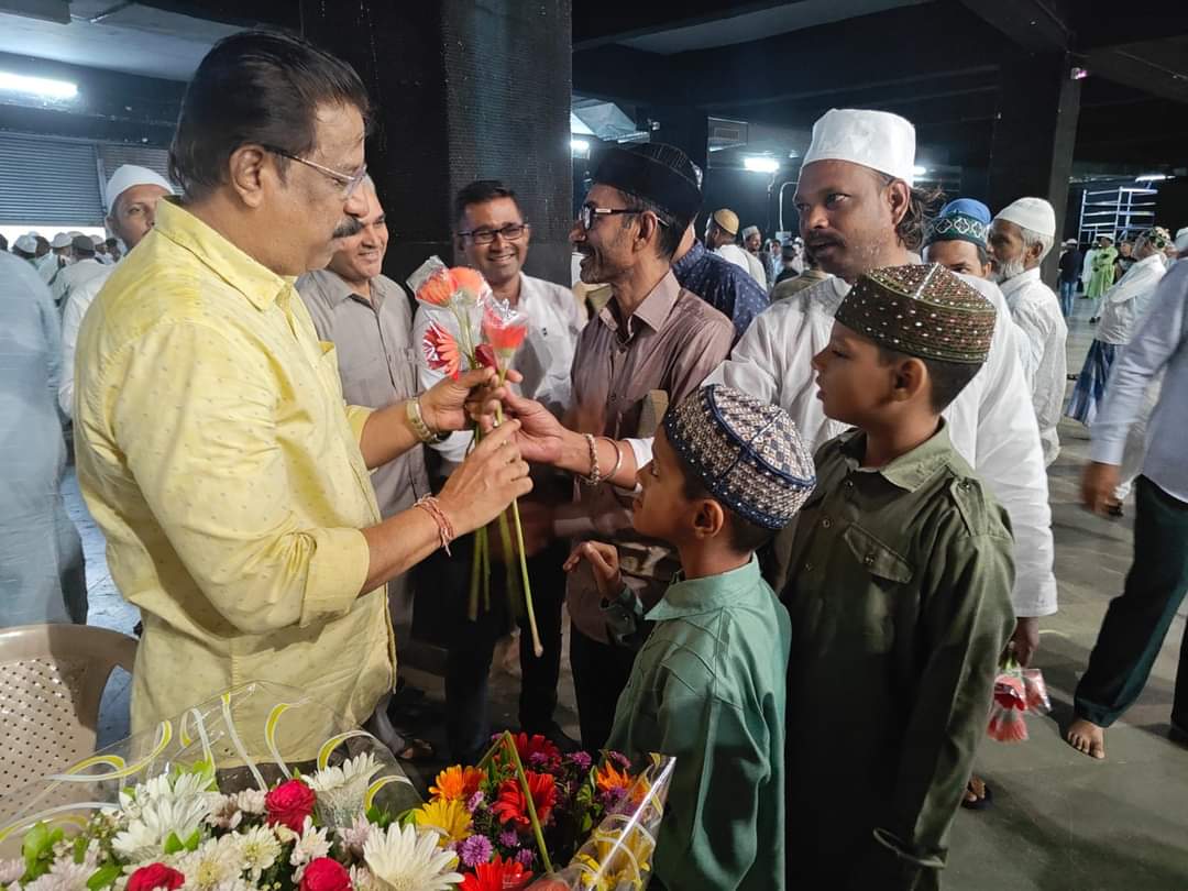 misunilshinde's tweet photo. ईद-उल-अजहा (बकरी ईद) निमित्त वरळीतील मुस्लिम बांधवांची गळाभेट घेऊन शुभेच्छा दिल्या. #ShivsenaUBT #EidulAdha23 https://t.co/re1O5mrQcL