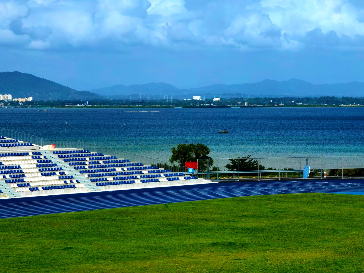 Lingshui_Lian's tweet photo. #campusphotography
🏟️Best summer view ever! Let’s do some sports😎😎

📷 by Boyang Ma 
#summer #summervibes #campus #campuslife #university #myuni #universitylife #mycampus #sports #seaview #island https://t.co/cPG1K56OCp