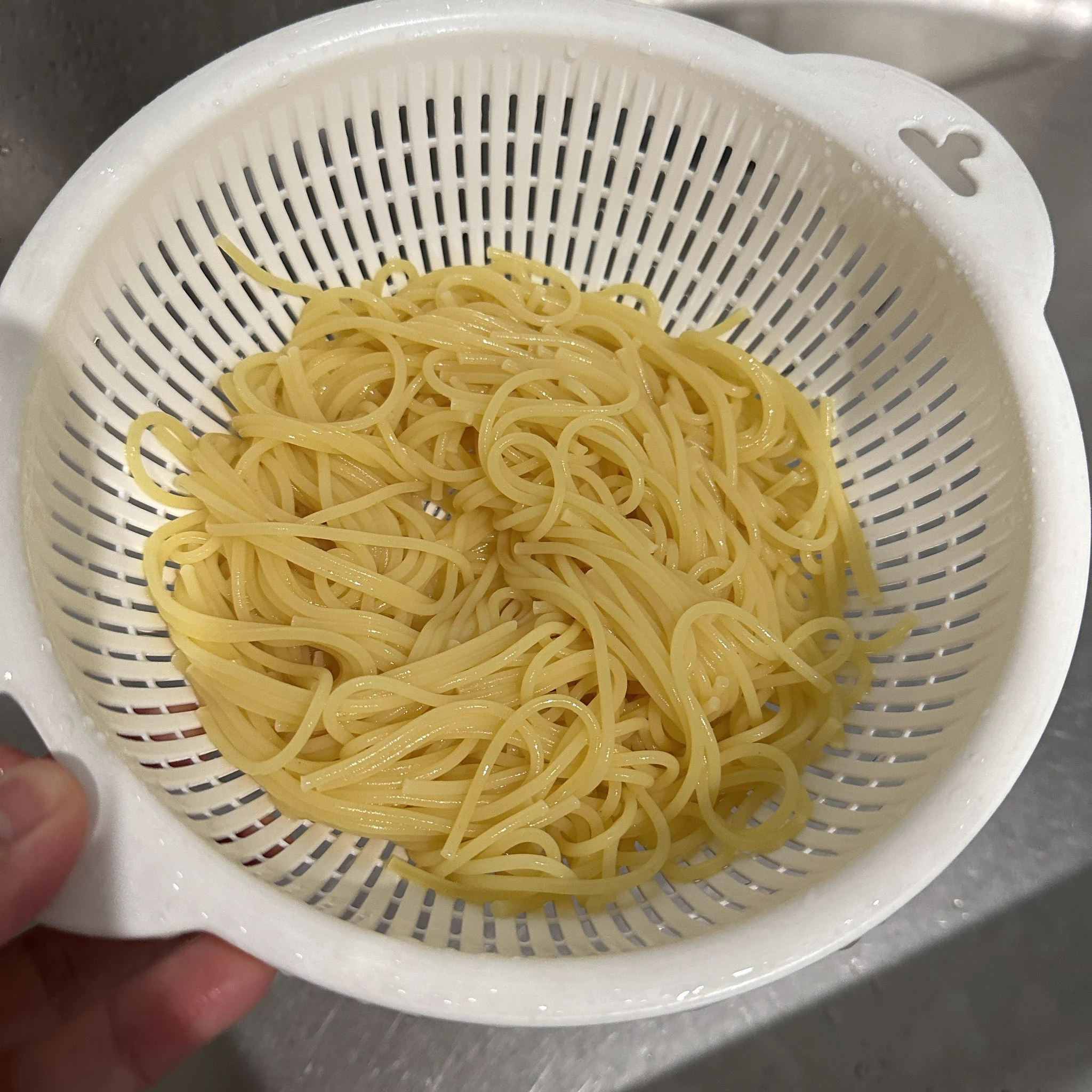 ①パスタ100gはチン(※追記)して冷水でしめる
②1cm角のトマト1個、細切り大葉7〜8枚、砂糖、顆粒だし(ほんだし)、醤油各小さじ1、マヨネーズ小さじ1〜2、白すりゴマ、オリーブ油各大さじ1、チューブにんにく5ミリを合わせ、①を入れて和え、塩コショウで調える
③器に盛りオリーブ油をまわしかける 