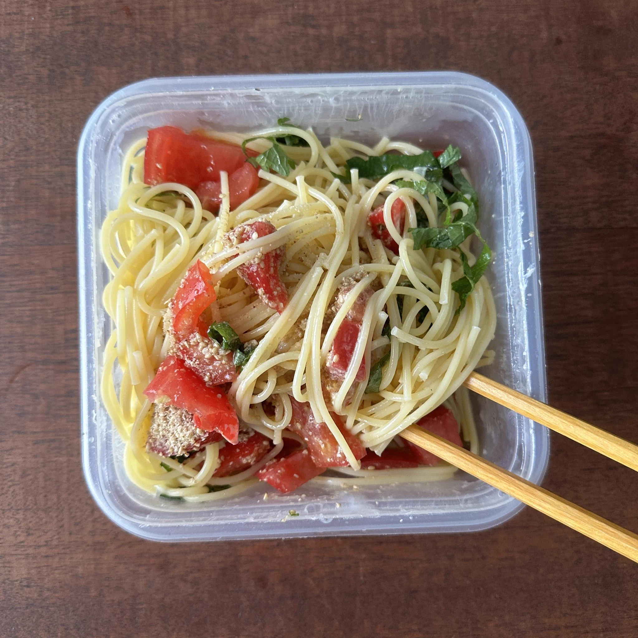 ①パスタ100gはチン(※追記)して冷水でしめる
②1cm角のトマト1個、細切り大葉7〜8枚、砂糖、顆粒だし(ほんだし)、醤油各小さじ1、マヨネーズ小さじ1〜2、白すりゴマ、オリーブ油各大さじ1、チューブにんにく5ミリを合わせ、①を入れて和え、塩コショウで調える
③器に盛りオリーブ油をまわしかける 