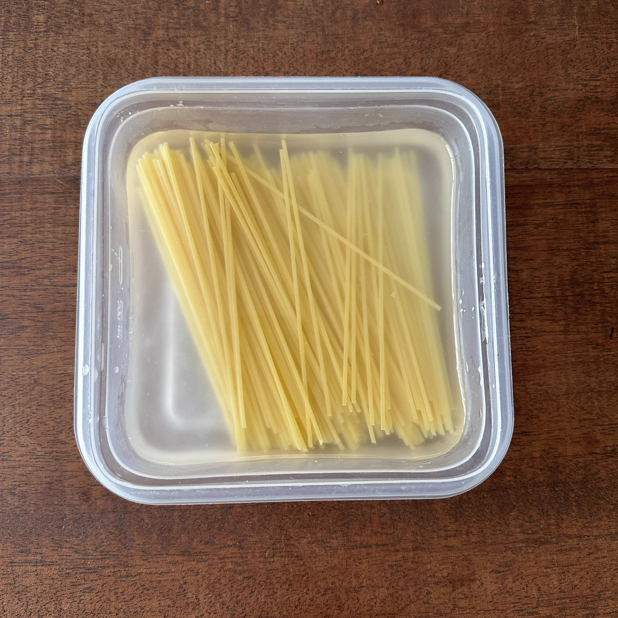 ①パスタ100gはチン(※追記)して冷水でしめる
②1cm角のトマト1個、細切り大葉7〜8枚、砂糖、顆粒だし(ほんだし)、醤油各小さじ1、マヨネーズ小さじ1〜2、白すりゴマ、オリーブ油各大さじ1、チューブにんにく5ミリを合わせ、①を入れて和え、塩コショウで調える
③器に盛りオリーブ油をまわしかける 