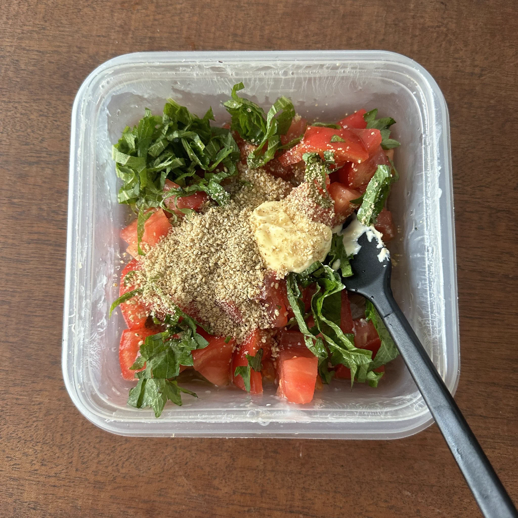 ①パスタ100gはチン(※追記)して冷水でしめる
②1cm角のトマト1個、細切り大葉7〜8枚、砂糖、顆粒だし(ほんだし)、醤油各小さじ1、マヨネーズ小さじ1〜2、白すりゴマ、オリーブ油各大さじ1、チューブにんにく5ミリを合わせ、①を入れて和え、塩コショウで調える
③器に盛りオリーブ油をまわしかける 