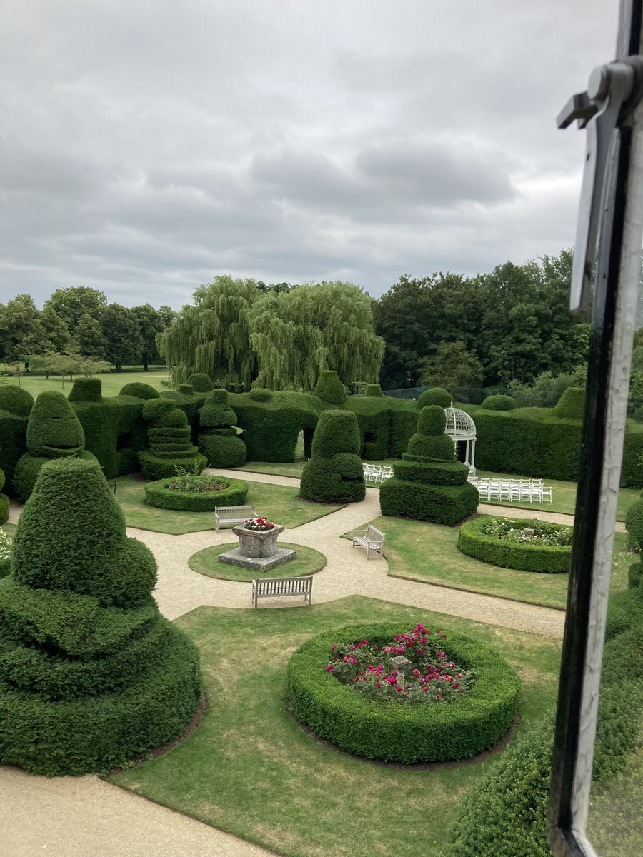 So lucky to have spent a couple of days of luxury with a dear friend of many years. Glad I took my pens to try and capture some of its grandeur. Go if you can, the staff are friendly , the grounds a treat and the architecture magnificent! The topiary  amusing @BillesleyManor 😊