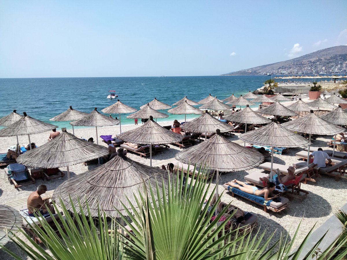 aforista_l's tweet photo. Ombrellone e due lettini, free wifi, 9.37 euro/giorno, si può pagare col POS. Albania, 2023. Balneari italiani, ciaone. https://t.co/7vtpmrsqUS