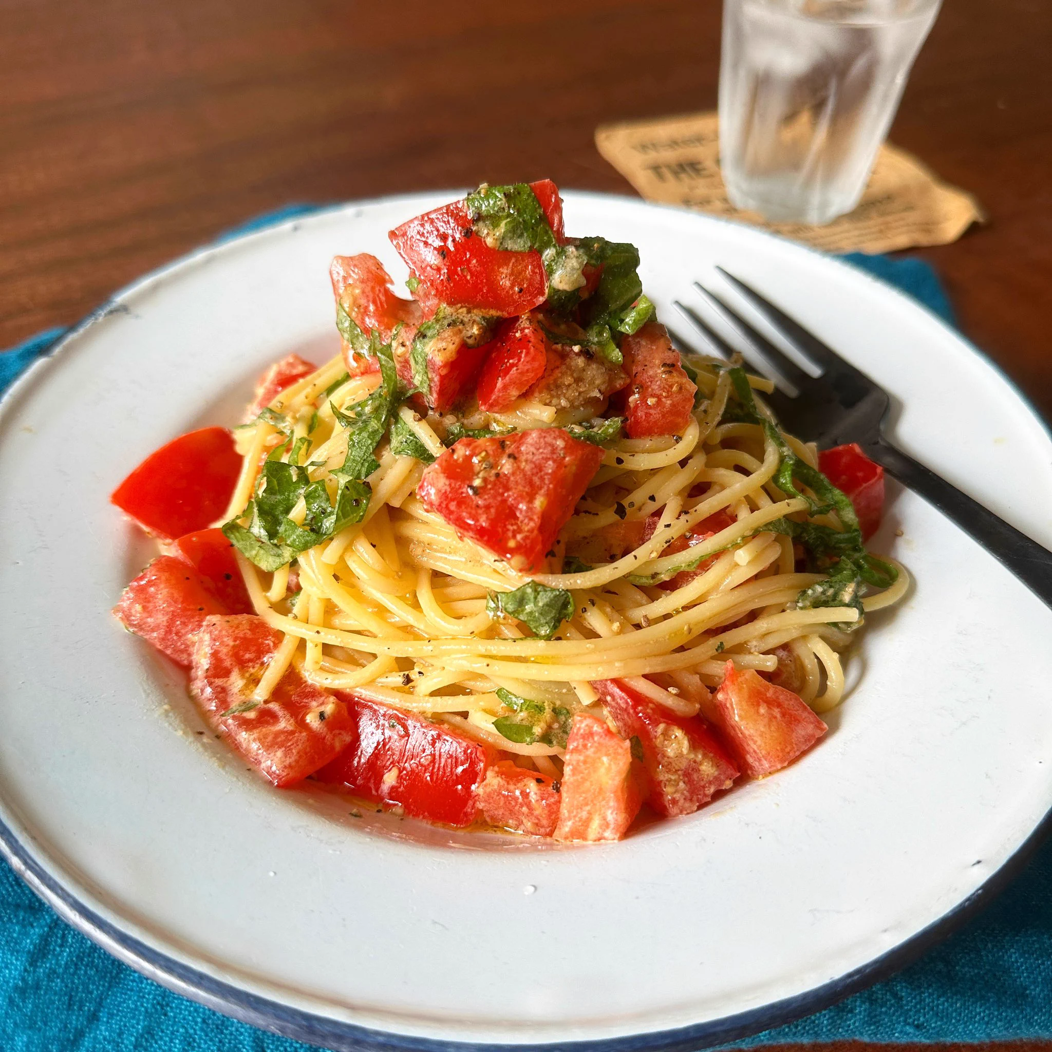 ★パスタは折ってジップロックコンテナ(耐熱ボウルでも)に入れ、水250mlと塩少々を加えラップ無しで表示時間＋3分チン。5〜7分茹での麺ならこれで、9分以上のものは水を増やして下さい。
★折りたくない場合はパスタ専用容器で
★具も容器で和えると洗いもん減ります
★ツナや鰹節足しても美味です 