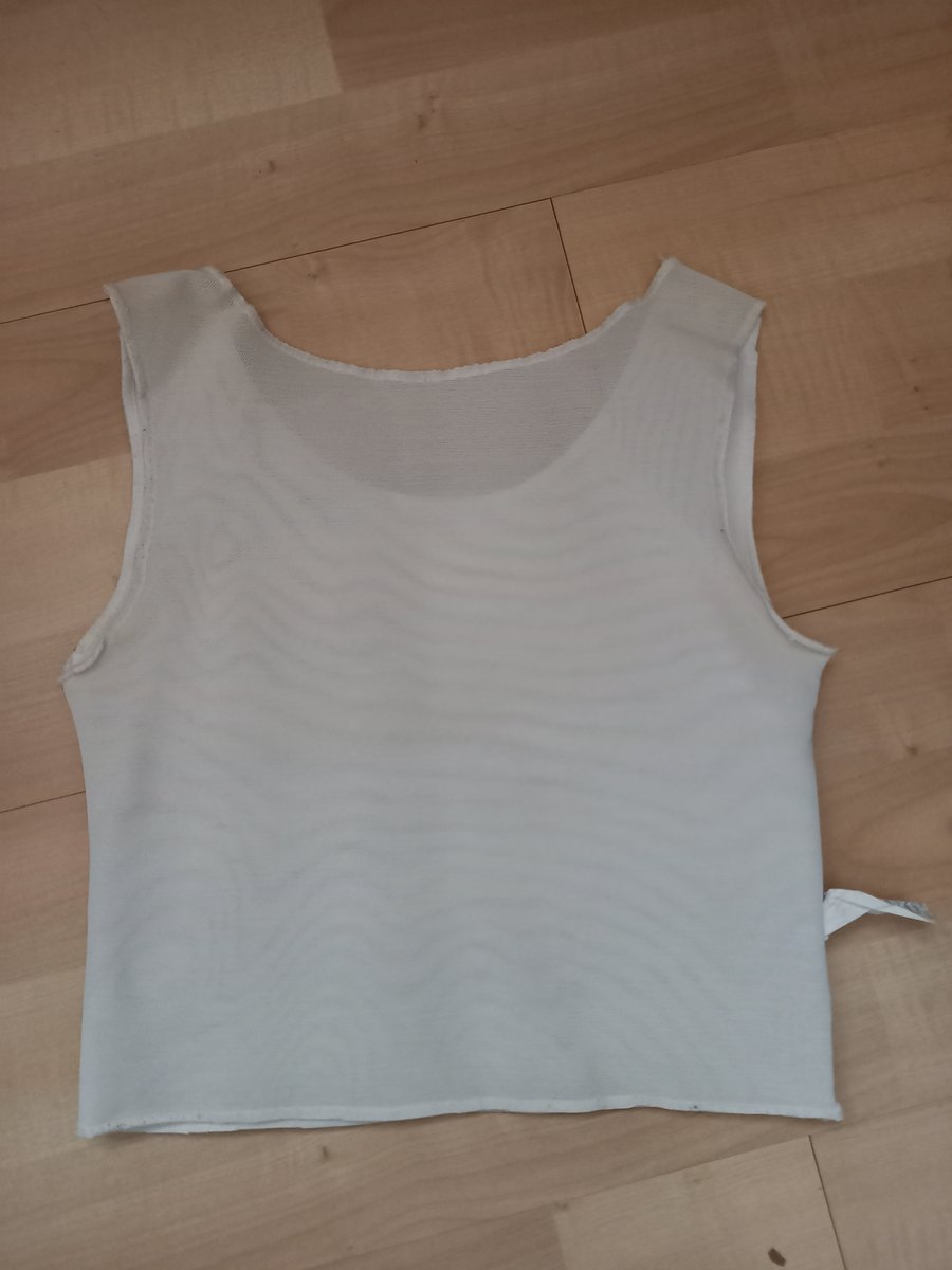 Veneficasum's tweet photo. j'ai retrouvé un vieux binder blanc underworks à donner. taille XS, peu porté. acheté vers 2017, donc avant que la marque ne perde en qualité. c'est la matière en espèce de mesh là. contact en dm, rt appréciés https://t.co/D26yKrGMHS