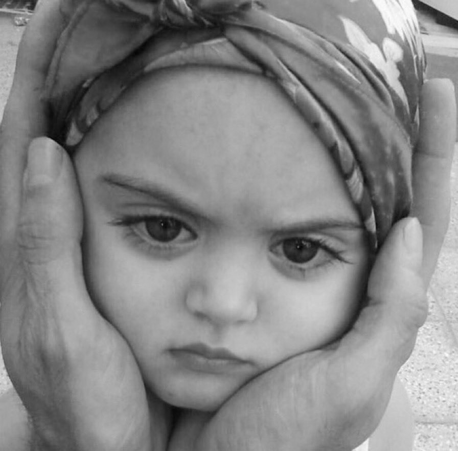 الحزن ما يصلح على وجهك آبد 
تبسمّي واخذي من احساسي يقين

حتى لو ان الله خلقنا في كَبد  
الله خلق وجهك يسر الناظرين .