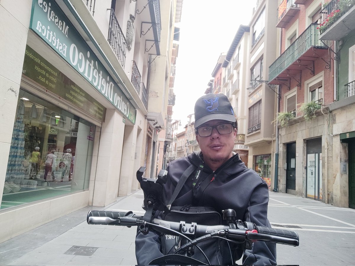 danirome_'s tweet photo. Disfrutando de esta mañanera nublada. Aquí estamos recorriéndome todo con la @BatecMobility.😎🔝💯 Paseándome la zona #vieja de #pamplona. Eso sí, con @RockFM_ES 🤟🤟 https://t.co/eWojVThhQV