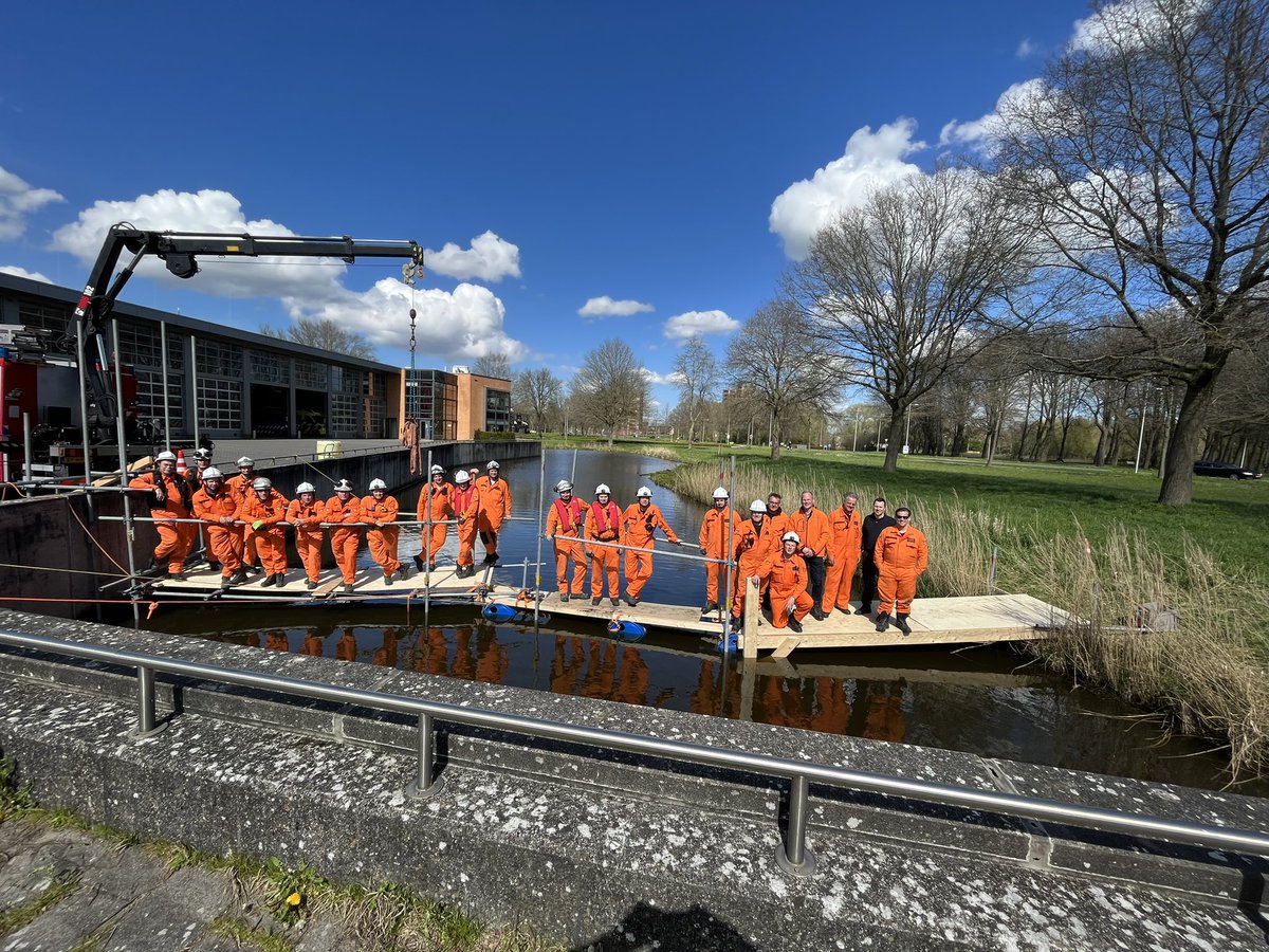 STH_Oost's tweet photo. Kom jij ons team versterken in de functie van Reddingswerker? Onze vacatures sluiten zaterdag 1 juli. Meer informatie? Zoals dat je binnen 30 min van de brandweerkazerne Zwolle-Zuid moet wonen. Of hoe je kunt solliciteren? Zie; https://t.co/xe9GHRvgte https://t.co/ZSEHwrk5Vi