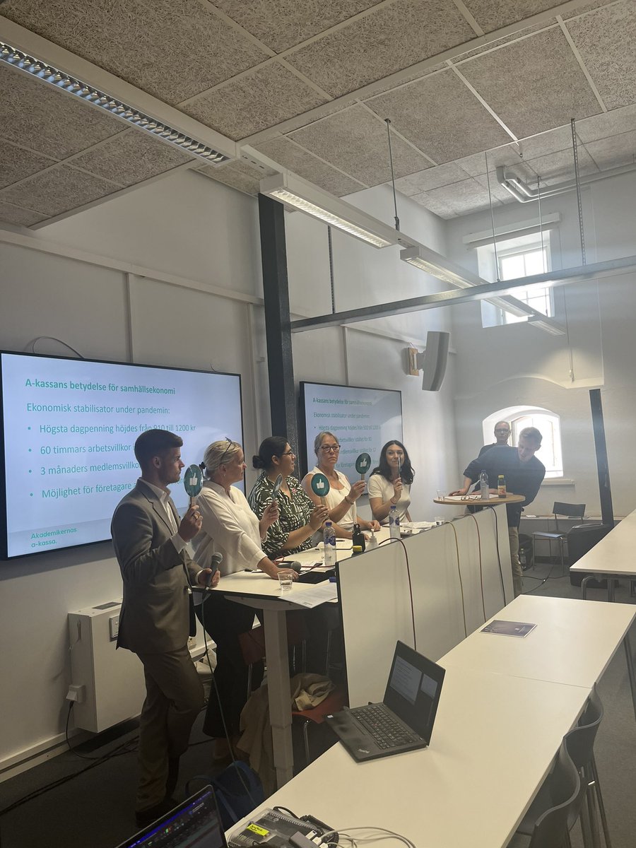 Bidrar a-kassan till en stabil samhällsekonomi? Tummen upp från hela panelen.