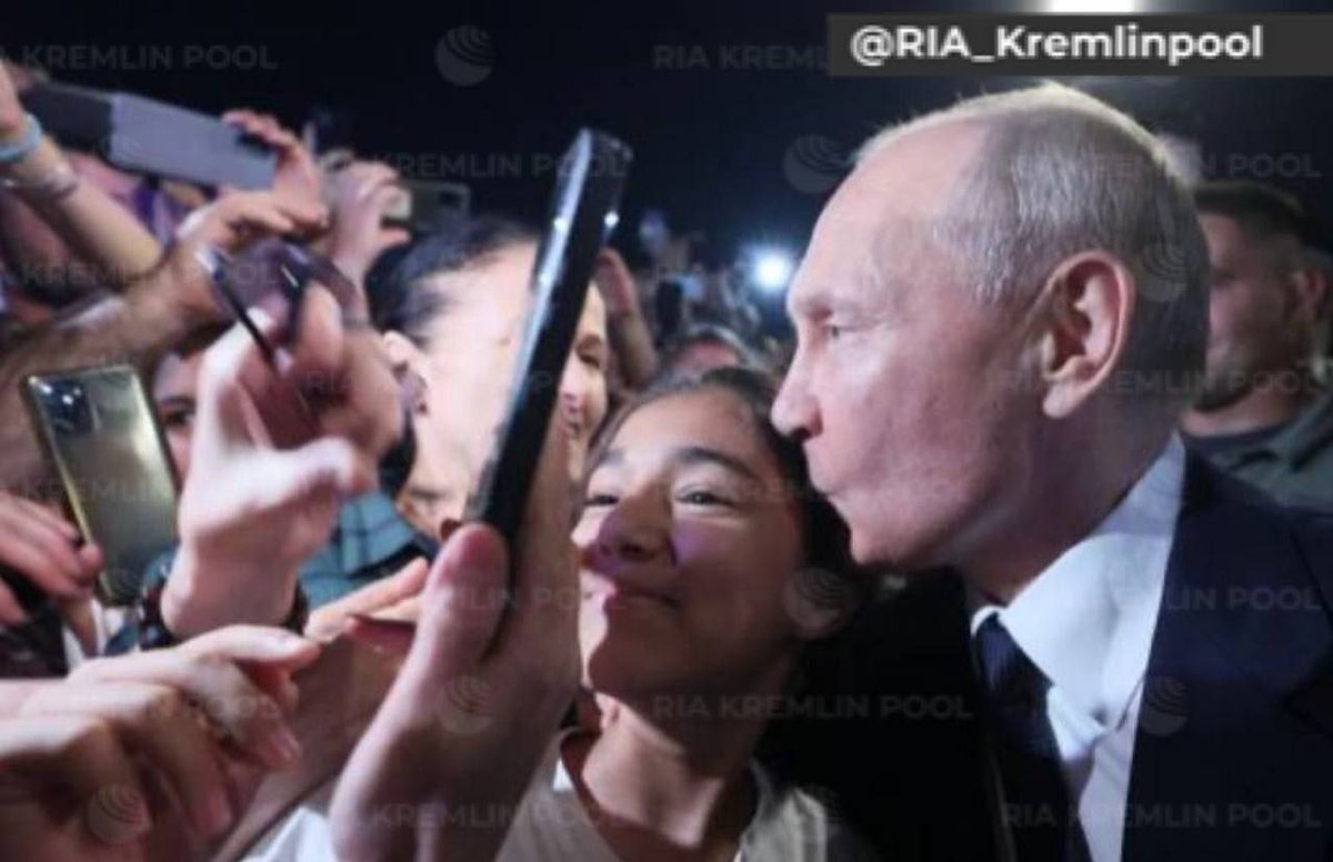 Putin is met by people in Derbent.  Now not only Ramzan Kadyrov has a selfie with Putin.