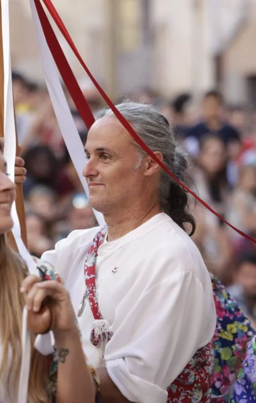 🙃💢L'alcaldessa de Valls està enfadada amb nosaltres, ens ha dit una regidora del govern municipal. 

❓📢I perquè? Doncs per sortir al tomb del poble amb el Ball de Gitanes lluint el pin i la medalla de Valls, accessoris que també passegen la resta quan van a ofici.
