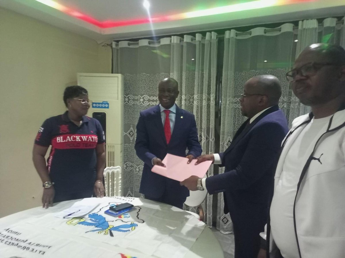 barickbuema's tweet image. Processus électoral en RDC. Sur 1715 dossiers reçus, l'#UDPS (parti au pouvoir) aligne 500 candidats députés nationaux (comme en compte l'@AssembleeN_RDC) dans 182 circonscriptions. Le président de la CEP @shabani_lukoo a officiellement remis cette liste au SG @AugustinKabuyaT.