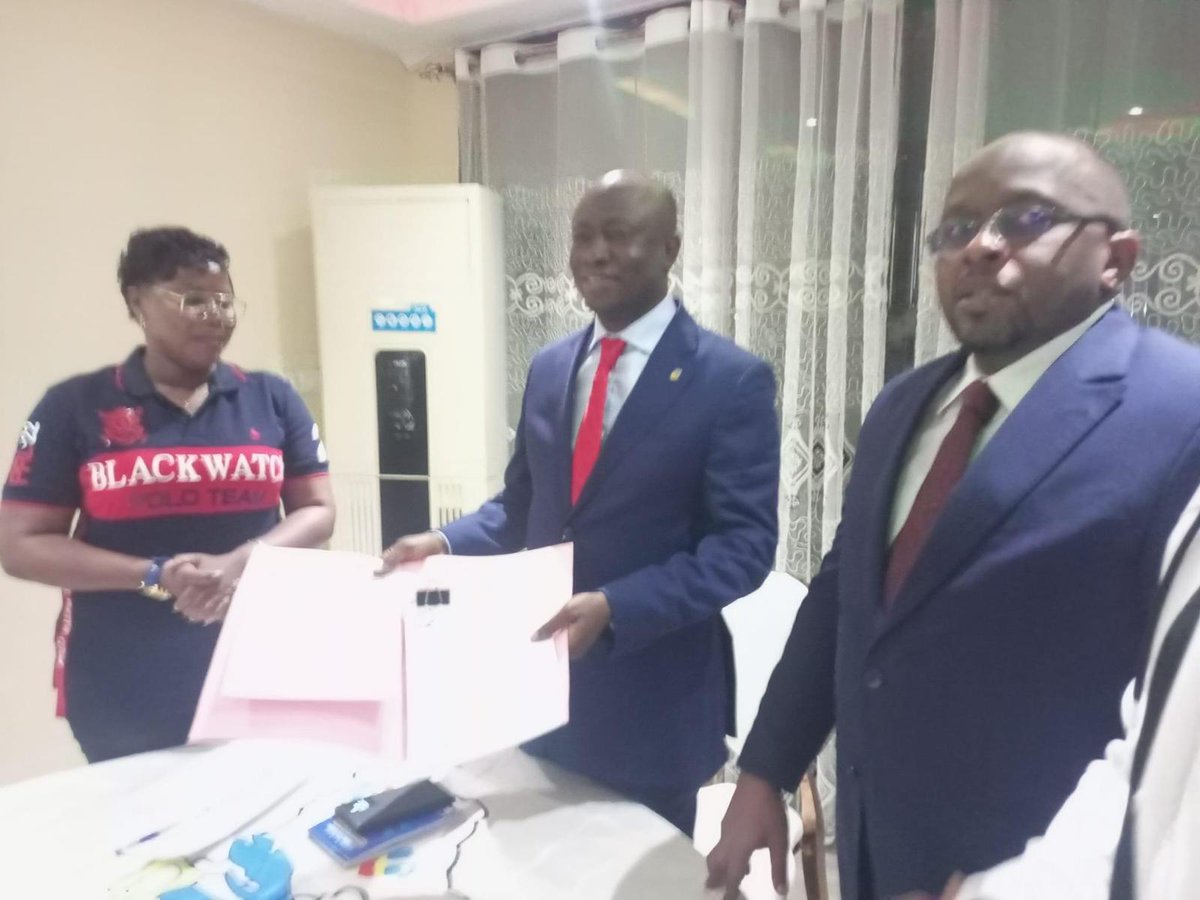 barickbuema's tweet image. Processus électoral en RDC. Sur 1715 dossiers reçus, l'#UDPS (parti au pouvoir) aligne 500 candidats députés nationaux (comme en compte l'@AssembleeN_RDC) dans 182 circonscriptions. Le président de la CEP @shabani_lukoo a officiellement remis cette liste au SG @AugustinKabuyaT.