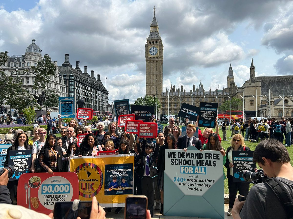 We just delivered #FreeSchoolMealsForAll open letter to @RishiSunak at Downing Street. The letter was signed by over 90,000 people, and none of us are letting up the pressure for a moment. We'll keep fighting until every child can have a hot school dinner, every day.