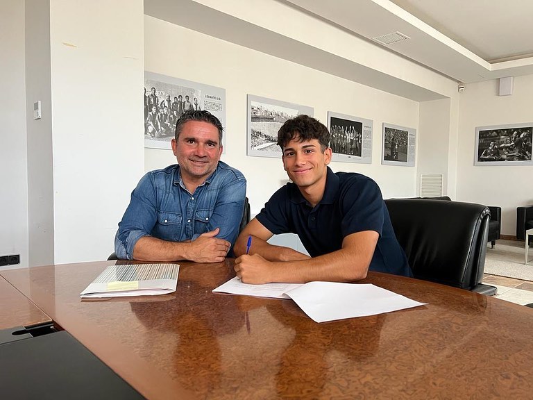 Vilcheezz_'s tweet photo. 🚨 #OFICIAL: Marcos Navarro (2004), renueva con el @CanteraGranota. #LEV 🔵🔴
◉ El ex defensa del #CFValencia ha jugado en el Juvenil 'A' del #UDLevante en #DH esta temporada. https://t.co/T2RmFaGhsb