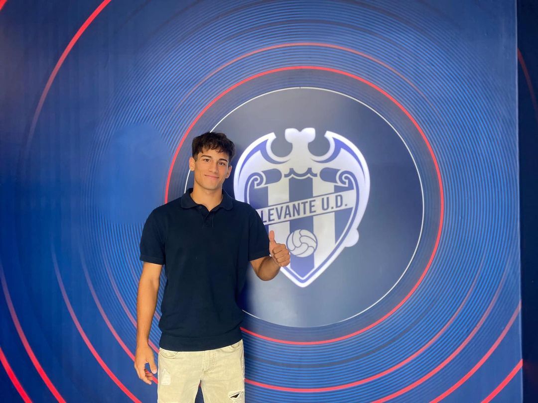 Vilcheezz_'s tweet photo. 🚨 #OFICIAL: Marcos Navarro (2004), renueva con el @CanteraGranota. #LEV 🔵🔴
◉ El ex defensa del #CFValencia ha jugado en el Juvenil 'A' del #UDLevante en #DH esta temporada. https://t.co/T2RmFaGhsb