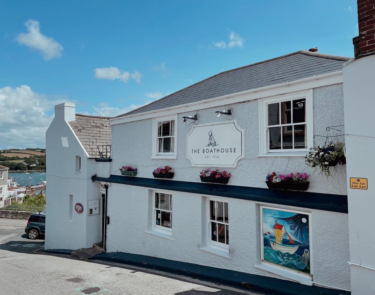 Cornish blues, blooms and stunning views🌻🌸 🌞 • • • #theboathousefalmouth #summervibes #eatlocal #drinklocal #drink #pubfood #pubdining #cornwall #dining #lovecornwall #harbourviews #beersofinstagram #explorecornwall #supportlocal #cornishpub #cornishale #beer #beerlover