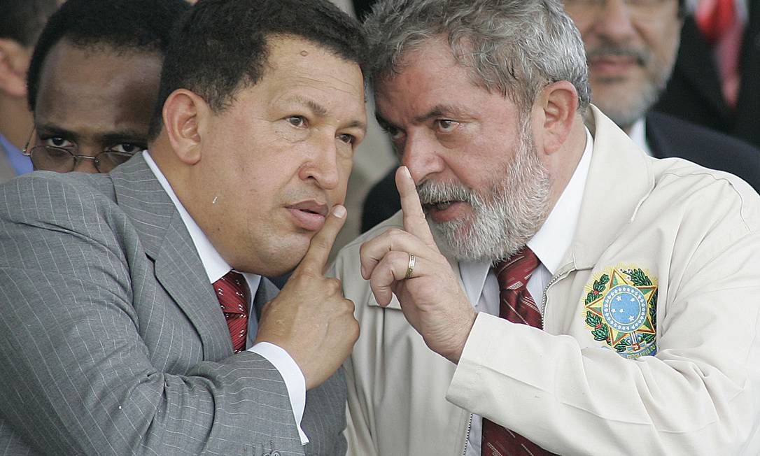 pharaujo's tweet photo. 🚨✋FORO DE SÃO PAULO: CORRUPÇÃO DA LAVA-JATO FINANCIOU CAMPANHA DE HUGO CHÁVEZ (No final, o “bônus” adicional pode te deixar assim: 🤯)

Menos de dois meses após deixar a Presidência da República em 2011, Lula convocou o então embaixador da Venezuela no Brasil, Maximilien Arvelaiz, para uma reunião em São Paulo no dia 24 de fevereiro de 2011. A revista Veja teve acesso a documentos, no ano de 2016, segundo os quais o ex-presidente afirmava que “uma derrota de Chávez em 2012 seria igual ou pior que a queda do muro do Berlim”. Mais do que isso, Lula deixa claro a importância da posição de Hugo Chávez na Venezuela para o prosseguimento das ações do Foro de São Paulo: “Eu durmo tranquilo porque sei que Chávez está ali [na presidência], mas também, às vezes, perco o sono pensando que Chávez poderia perder as eleições de dezembro de 2012”.

Nesta mesma reunião, Lula externou para o embaixador Arvelaiz a importância de se colocar a Venezuela no Mercosul. “Se conseguirmos o ingresso seria uma grande vitória.

Lula planejou a criação no Brasil de um comitê de campanha para Hugo Chávez, que seria comandado por ele pessoalmente em trabalho conjunto com José Dirceu. Além do comitê de campanha no Brasil, Lula também enviaria para a Venezuela para cuidar da campanha o marqueteiro João Santana, que foi o responsável pela sua campanha em 2006 e pela de Dilma Rousseff em 2010. Em um segundo telegrama a que a revista Veja teve acesso, o embaixador Arvelaiz informava ao então chanceler Nicolás Maduro que Lula iria a Caracas para evento patrocinado pela construtora Odebrecht e que aproveitaria a viagem para tratar de maneira privada sobre o tema da eleição. A estratégia de Lula logrou êxito, e Hugo Chávez venceu as eleições de outubro de 2012 para o seu quarto mandato como presidente — mas não assumiu, devido ao câncer que o levou à morte em março de 2013.

Esta história veio à tona por conta do acordo de delação premiada da esposa de João Santana, Mônica Moura, que em seu depoimento informou que além do tráfico de influência de Lula, ele também foi o responsável pela garantia de pagamentos da campanha. Segundo o depoimento de Mônica Moura, nenhum acordo foi assinado entre as partes e Lula era o garantidor da operação: 🗣️“A minha garantia era Lula, eu confiava muito em Lula, que ele ia resolver”. Segundo a Sra. Moura, as negociações tiveram início ainda em 2011, fato que bate com os documentos do embaixador Arvelaiz, e que a campanha ficou orçada em 35 milhões de dólares e o dinheiro seria todo pago via caixa 2. Deste montante a Odebrecht ficaria como responsável pelo pagamento de 7 milhões de dólares e a Andrade Gutiérrez por 4 milhões de dólares. Os 24 milhões restantes seriam pagos pelo governo venezuelano.

Um belo “presente” do companheiro Lula ao camarada Hugo Chávez, não? 🤨

Quando a campanha foi finalizada, a Andrade Gutiérrez havia pagado somente 50% do valor combinado. Mônica Moura disse em sua delação que chegou a ameaçar usando o nome de Lula: 🗣️“Eu cheguei a ameaçar. Eu disse: 'Gente, se vocês não me pagarem, eu vou ter que conversar no Brasil. Quem me chamou para cá foi o presidente Lula. Eu vou ter que conversar com ele'”.Ainda segundo Mônica, ela acionou Lula em diversas ocasiões: “Isso já tinha acabado a campanha. O Chávez foi eleito. Nós estávamos sendo incensados pela mídia venezuelana como os melhores não sei o quê, não sei o quê, e o dinheiro não saía”.

O governo venezuelano cumpriu com parte de seu acordo, pagando 10 milhões de dólares aos marqueteiros da campanha. O dinheiro era pago em espécie em maletas pelo então chanceler Nicolás Maduro dentro da Venezuela, geralmente na chancelaria ou mesmo no Palácio Miraflores: 🗣️“Era muito dinheiro. As entregas variavam de US$ 500 mil de cada vez, às vezes US$ 300 mil. Já cheguei a receber US$ 800 mil de uma vez só. [...] Sabe o que ele [Maduro] fazia? Ele mandava me buscar com o carro dele, carro blindado, preto, daquelas camionetes de rapper americano. Com mais dois carros, um na frente, outro atrás, me levava para a chancelaria. Entrava na garagem. Os seguranças subiam comigo para a sala dele, eu ficava lá esperando, tomava um chá de cadeira do Maduro, eles não têm o menor compromisso com horário. Depois ele me chamava na sala dele, conversava um pouquinho de conversa fiada de política, e me entregava o dinheiro ele próprio, não mandava ninguém entregar. Depois, eu descia com os seguranças dele, e me levavam até o hotel, de volta”.

Mônica Moura afirmou que apesar dos pagamentos parciais, após a morte de Hugo Chávez qualquer chance de receber o pagamento foi perdida e que Nicolás Maduro parou de atendê-la: 🗣️“No ano seguinte, Chávez morreu. E nós perdemos qualquer chance de receber esse dinheiro. A gente tomou um cano de mais ou menos US$ 15 milhões dessa campanha, que nunca foi recebido. O que foi recebido foi US$ 10 milhões lá [do governo venezuelano], mais US$ 7 milhões da Odebrecht e US$ 2 milhões da Andrade Gutiérrez”. Neste relato de Mônica Moura podemos observar um meio de ação comum entre os revolucionários: para a revolução tudo, para os “companheiros de viagem” somente os benefícios do trajeto. Quando os objetivos são atingidos, as “ferramentas” são descartadas e os compromissos assumidos não possuem valor algum.

A CORRUPÇÃO FOI DISTRIBUÍDA POR VÁRIOS PAÍSES CONTROLADO POR MEMBROS DO FORO DE SÃO PAULO

🇵🇪 Peru: no ano de 2016, a justiça peruana decretou a prisão do ex-presidente Alejandro Toledo, que governou o país entre 2001 e 2006. Ele foi acusado de ter recebido 20 milhões de dólares em propinas pagas pela Odebrecht durante o seu mandato. Estes pagamentos possibilitaram à empreiteira vencer a concorrência na construção da rodovia interoceânica Sul, que faz a ligação de Rio Branco, no Acre, até o litoral peruano. O também ex-presidente Ollanta Humalla, que governou o Peru de 2011 a 2016 e sua esposa, Nadine Heredia, foram para o banco dos réus no início de 2022 por envolvimento em um grande esquema de corrupção envolvendo a Odebrecht. O Ministério Público peruano acusa o casal de ter recebido 3 milhões de dólares em contribuições ilegais para a campanha presidencial. A promotoria também acusa o casal de ter ocultado a compra de imóveis com dinheiro proveniente da empreiteira brasileira.

🇨🇱 Chile: em delações do publicitário Duda Mendonça (1944–2021) e do então presidente da empreiteira OAS, Leo Pinheiro, foi revelado que o ex-presidente Luiz Inácio Lula da Silva atuou em favor de Michelle Bachelet antes e depois das eleições chilenas.Segundo Pinheiro, Lula o teria solicitado que “desse uma ajuda para Bachelet”. Desta forma foi enviado 150 mil dólares em espécie a um assessor de Bachelet em 2014, logo após a eleição a qual vencera em dezembro de 2013.

🇵🇦 Panamá: no âmbito da investigação jornalística conhecida como Panama Papers, veio a público o esquema que envolvia a empresa Mossack Fonseca, especializada na abertura de empresas offshore, e expôs uma rede de lavagem de dinheiro que abrangia 76 países. Antes de ser preso, um dos sócios da empresa, o Sr. Ramón Fonseca Mora disse a jornalistas que as propinas pagas pela Odebrecht nos países vão além do que já fora confessado. “Estimo que ultrapasse 1 bilhão de dólares só no Panamá”, relatou à época Mora, que também foi ministro-conselheiro (equivalente a Ministro-Chefe da Casa Civil no Brasil) do então presidente panamenho Juan Carlos Varella.