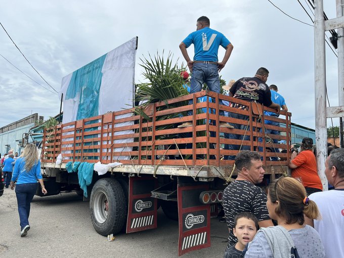 #GNB puso preso a humilde camionero quien prestó su vehículo para acto de <a href="/MariaCorinaYA/">María Corina Machado</a> en #Sabaneta #Barinas,también #SEBIN se llevó a otras 4 personas que apoyaron con logística¡#Represión del dictador <a href="/NicolasMaduro/">Nicolás Maduro</a> busca parar #rebeliónlibertaria @conmariacorina¡#LibertadYa!