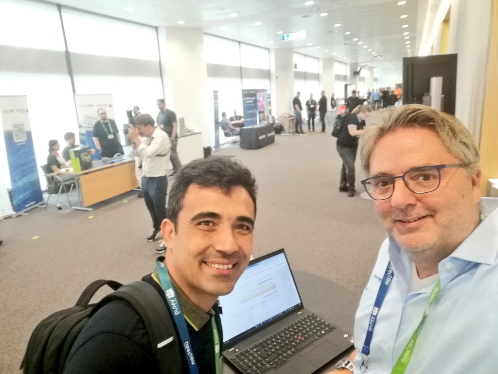 HeikoBrenn's tweet image. I just met @KamenNikolov at the @MyVMUG UserCon Germany. Had a very interesting conversation about #PowerShell, #PowerCLI and #VMware.