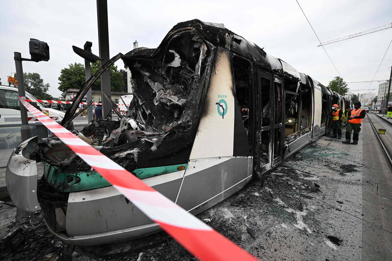 🔴 EN DIRECT 
Valérie Pécresse veut couper les transports aux quartiers violents.  

Lire : bit.ly/3CSym0P
#Nanterre