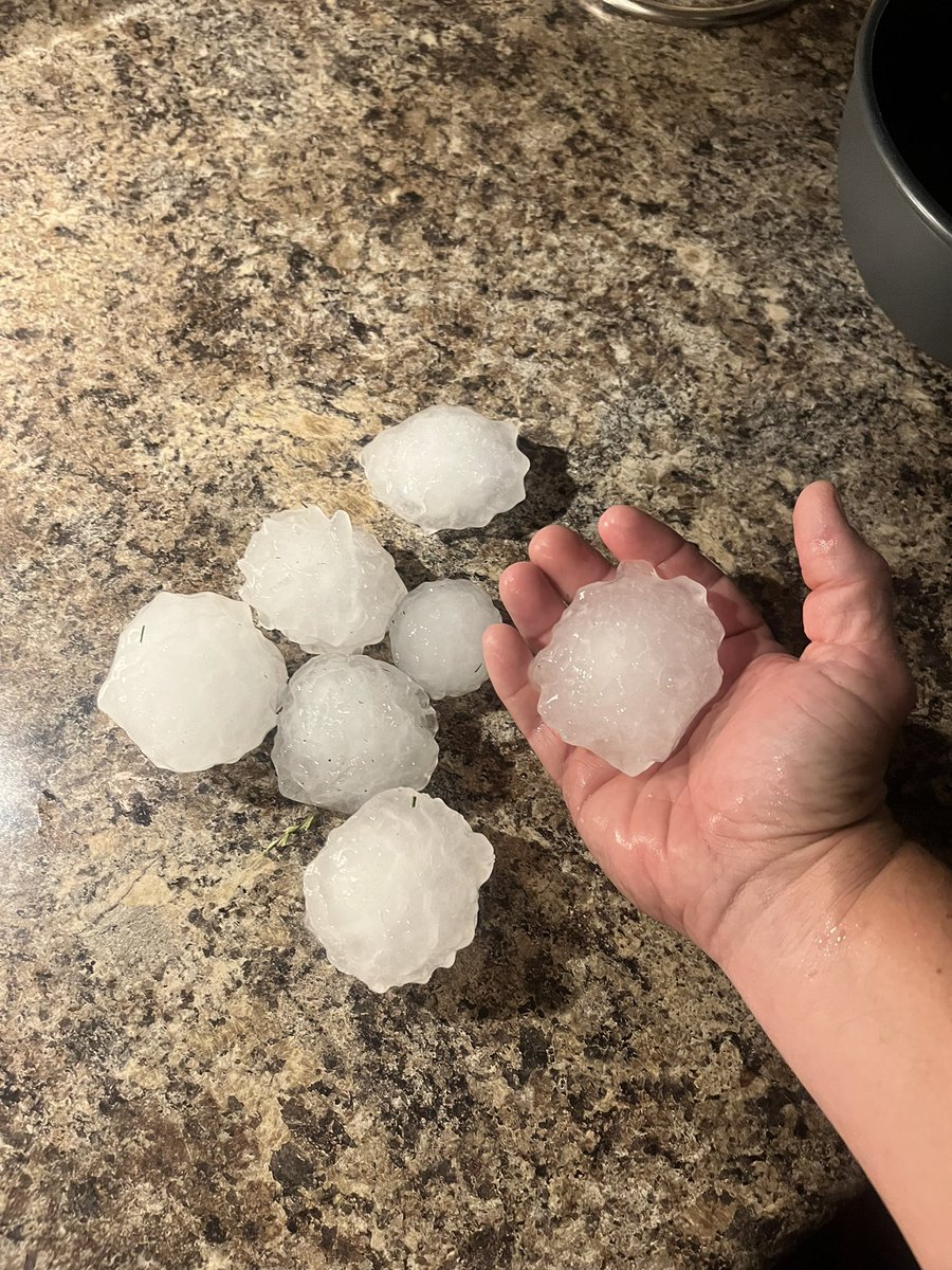 cjdawg16's tweet photo. We just had these drop in Tuscola,IL
@NWSLincolnIL https://t.co/xUxIfSu0mE