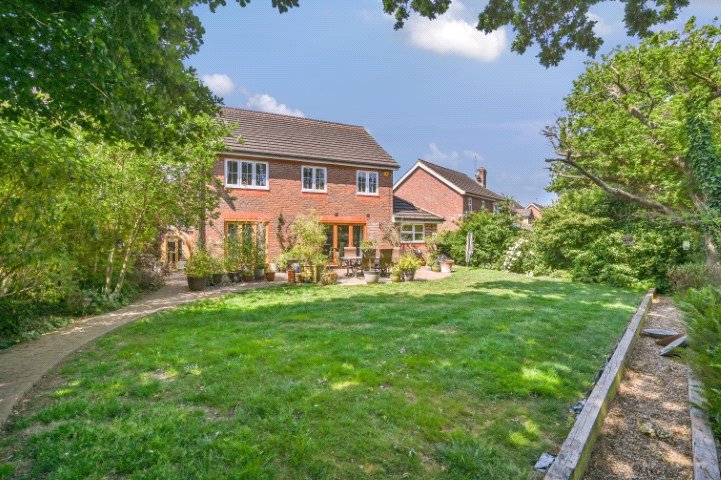 #NewToTheMarket ✨
A beautiful #detached #modern #family #home in a peaceful cul-de-sac in #Hurstpierpoint . The #property boasts a fantastic open plan #kitchen dining space & a large private #garden . Call our #HaywardsHeath #team on 01444 453181. Click: bit.ly/437xcJs.