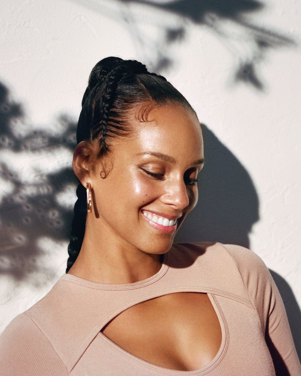 InStyle's tweet image. While many women have had to unlearn and unpack their complicated feelings about beauty, Keys’s journey happened with millions of people watching. Debuting two skin tint offerings today with @keyssoulcare, the founder embraces a newfound equilibrium.