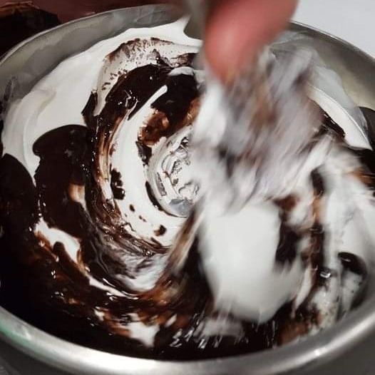 Stracciatella gelato in the making! Organic milk ✔️ Gluten free ✔️ Freshly handmade ✔️ Traditional slow-churning process ✔️#aromigelato #cambridgefood