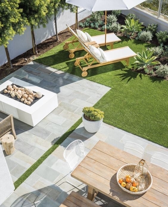 ¿Quieres disfrutar de una terraza verde y fresca sin tener que preocuparte por el mantenimiento del césped natural? El césped artificial es la solución perfecta para ti.