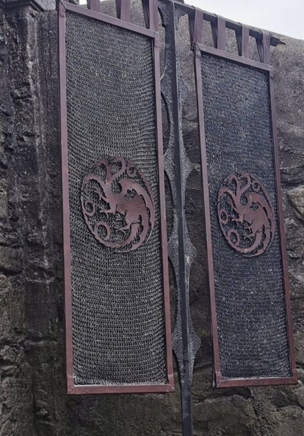 My one question about  the Rhaenyra’s Dragonstone banners is. Why are they wasting chain mail on banners when they could be giving it to their soldiers to use in battles? Also, this has to be ridiculously heavy. I hope it doesn’t fall on anyone.