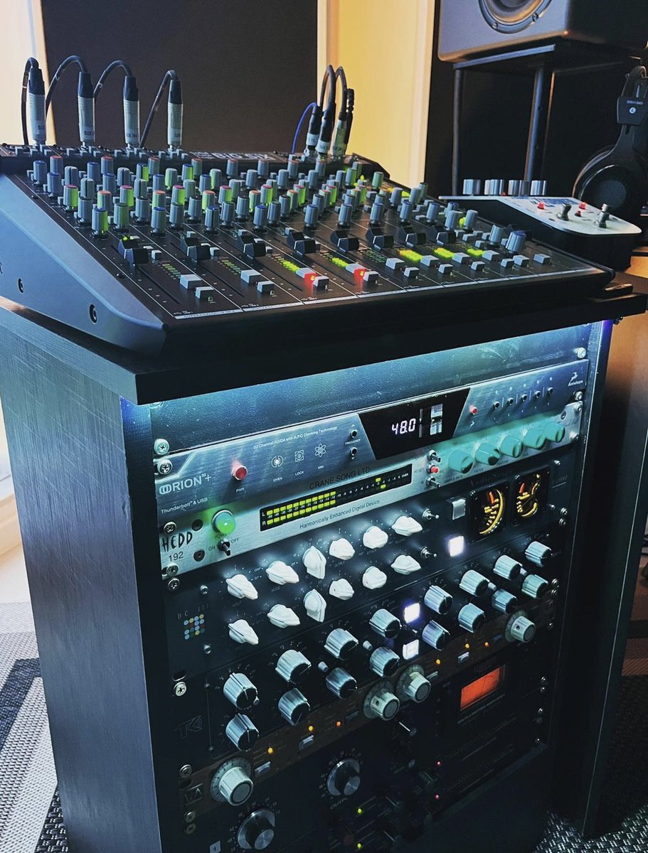 AntelopeAudio's tweet photo. Rack lighting makes everything better ⚡
📸: https://t.co/wz6mEfvq9f
#antelopeaudio #audiointerface #orion32plusgen3 #orion32 #proaudio #recording #recordingstudio #studio #geargoals #audioproduction #audio #mastering #musicstudio #studiosetup #musician #mixengineer #mixing https://t.co/Wadd8B5WP6