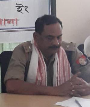 gpsinghips's tweet photo. Reference taking of objectionable photo of a young girl at Ghograpar PS - Inspector (now under suspension) Biman Roy , former OC Ghograpar PS of Nalbari DEF is prime suspect in Nalbari PS Case No. 287/23 U/S- 354(B)/509 IPC
R/W Sec. 12/14(1) of POCSO Act. He is absconding. Anyone providing information to SP Nalbari Police about his whereabouts would be suitably rewarded. 
@DGPAssamPolice 
@assampolice 
@CMOfficeAssam