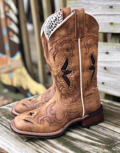 The Spellbound is a wildly popular boot with gorgeous rustic appeal. Skillfully made with sanded goat leather.
#equinedivine #equinedivineonline #downtownaiken #shopsmall #cowboyapproved #laredoboots #spellbound #goatleather #rustic #snakeprint #brassaccents #cowgirl #cowboy