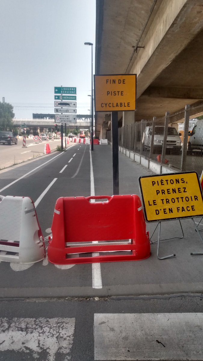 En cette fin de période de travaux, il y a toujours un aménagement temporaire et un affichage chaotiques réservés aux piétons et aux cyclistes sur et aux abords du #PontStJean à #Bordeaux.