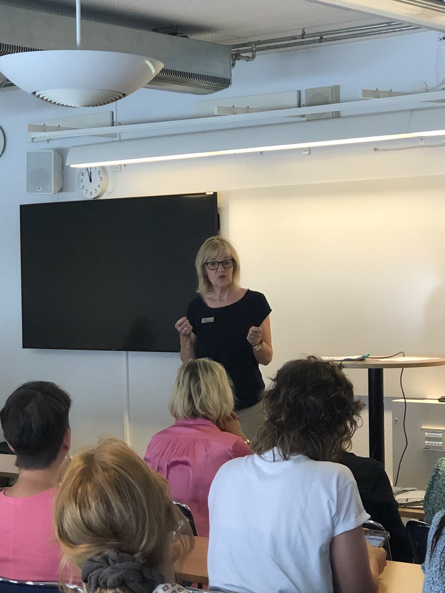Jag, Karin Tegmark Wisell (<a href="/Folkhalsomynd/">Folkhälsomyndigheten</a>) och Maria Caryll (<a href="/SKR_se/">SKR</a>) har precis hållit varsin presentation om elevhälsa. Jag pratade om vikten av att elever har förtroende för elevhälsan, och att skolpersonal ser elever som rättighetsbärare.