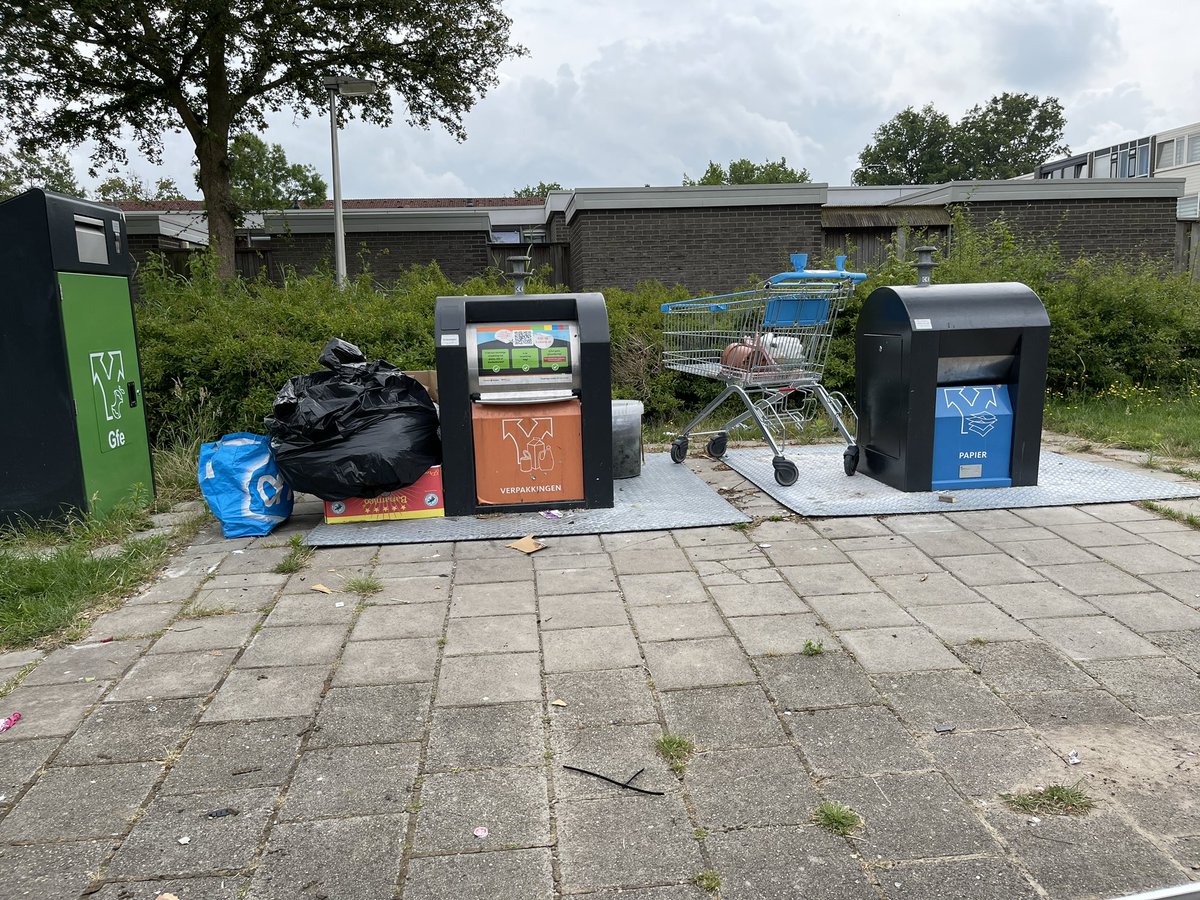 DiftarEnschede's tweet photo. @Gem_Enschede @Handhaving053 @TwenteMilieu @1TEnschede aaan de braamlanden word er ook afval gedumpt, mede mogelijk gemaakt door @albertheijn https://t.co/Gv7niagM6b