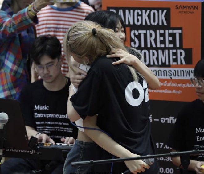 givemeyourfic's tweet image. ชอบความสัมพันธ์มายยูกับฟอร์จูนจัง ชอบที่เห็นเขาซัพพอร์ตกัน เขาเดินตามความฝันด้วยกันมาตั้งแต่ก่อนเข้าวง เคยเต้นด้วยกันตั้งแต่เวทีเล็กๆจนวันนี้ได้มาแสดงด้วยกันในเวทีใหญ่ๆ ดีใจกับทั้ง2คนด้วยน๊า ก้าวขึ้นบันไดต่อไปกันเรื่อยๆนะคะ #FortuneCGM48 #MyyuBNK48 #OPENCAMPCONCERT2023 #INDYCAMP