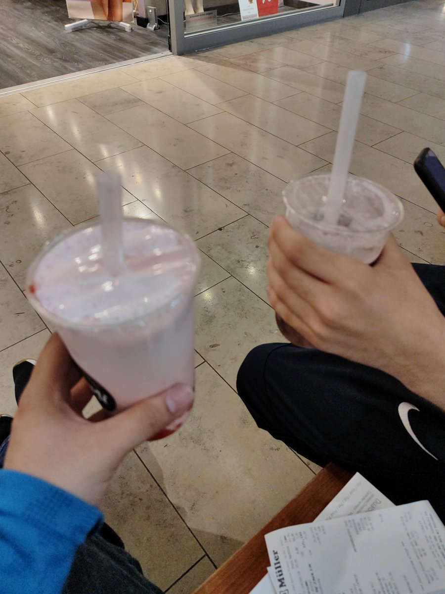 Mit <a href="/ShizaruReykah/">Shizaru Reykah⏳️🪶🐙🎼🍵👧🌿👁‍🗨</a> zum 1. Mal Bubbletea probieren, Prost