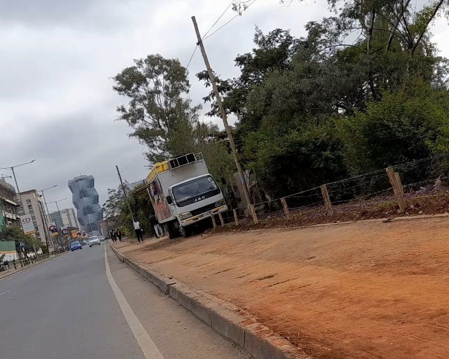 uhda_KE's tweet photo. A trader illegally set up a food truck opposite KNH and vandalized the @publicservicec3 property to run their business. @SakajaJohnson, the trader claims they got authority from your office to do this. However, we know this isn't true. Please assist. @IbrahimAuma_ @Ma3Route https://t.co/UkA2phOpuj