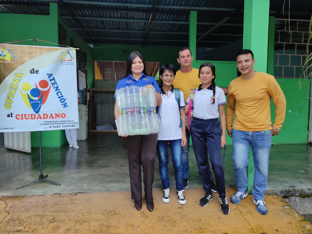 oac_cmez's tweet photo. Siguiendo lineamientos del Contralor General de la República Dr. Elvis Amoroso, la Contralora del Municipio Ezequiel Zamora Militza Mirabal juramento a la Contralora Ambiental en la UEP "Juan Pablo I", Promoviendo y Fomentando la Participación Ciudadana en la juventud #CMEZB #OAC https://t.co/4mtIiCtL6u